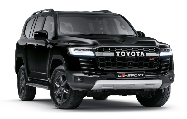 Черный внедорожник Toyota Land Cruiser GR-S 2021 года на белом фоне