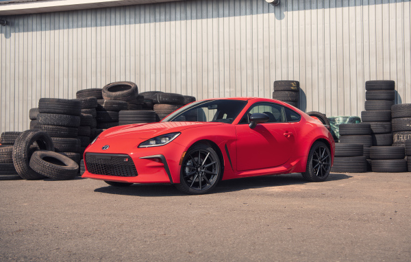 Красный автомобиль Toyota GR 86 Premium, 2022 года