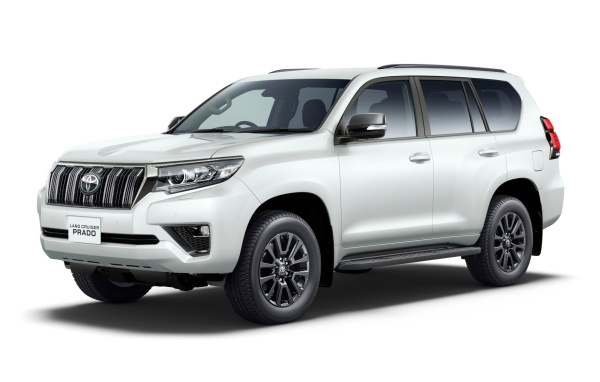 Внедорожник Toyota Land Cruiser Prado TX L, 2021 года на белом фоне