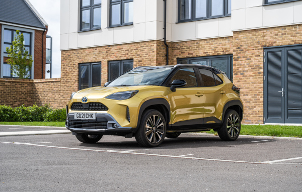 Внедорожник Toyota Yaris  у дома