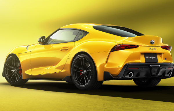 Желтый автомобиль Toyota GR Supra SZ-R, 2022 года  на желтом фоне