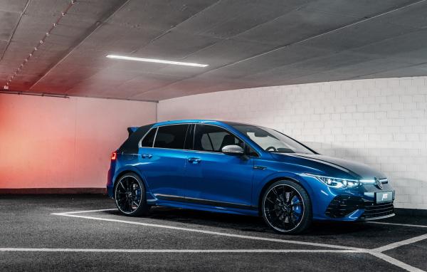 Синий автомобиль ABT Volkswagen Golf R 2021 года на парковке