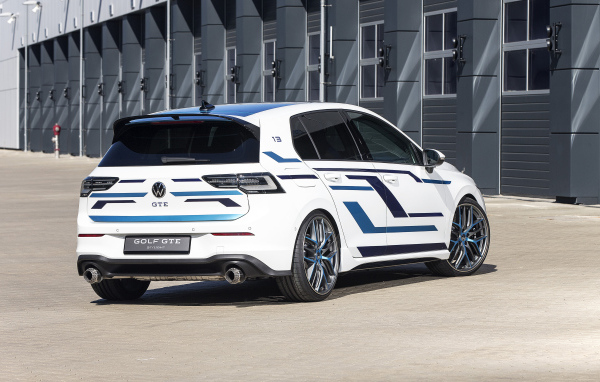 Автомобиль Volkswagen Golf GTE Skylight 2021  года вид сзади