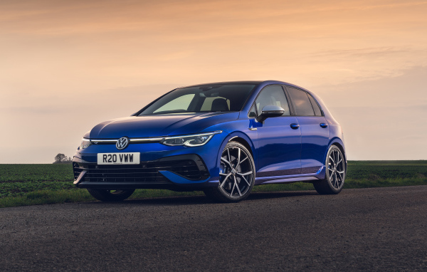 Синий автомобиль Volkswagen Golf R 2021 года