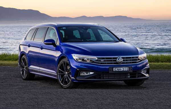 Синий автомобиль Volkswagen Passat R-Line Variant 2021 года у воды