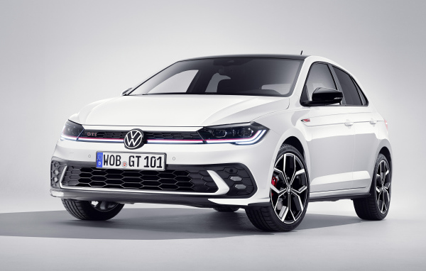 Белый автомобиль  Volkswagen Polo GTI 2021  года вид спереди