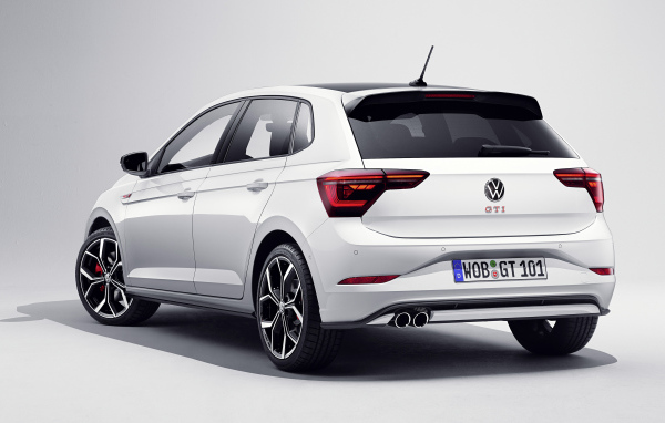 Белый автомобиль Volkswagen Polo GTI 2021 года вид сзади