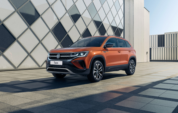 Внедорожник Volkswagen Taos 4MOTION 2021 года у стены