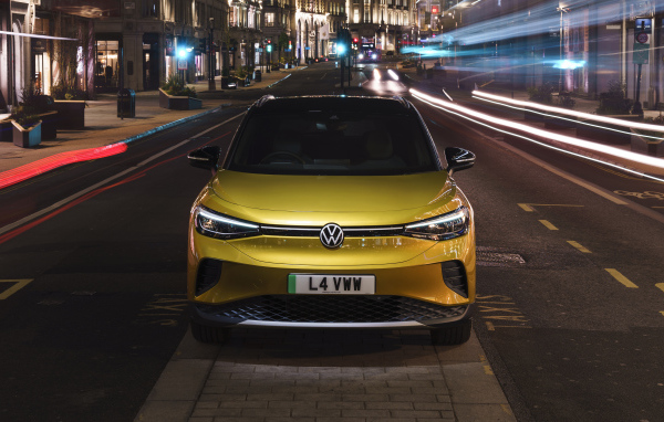 Золотистый автомобиль Volkswagen ID.4 1st 2021 года в городе
