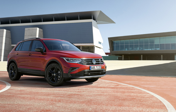 Красный внедорожник Volkswagen Tiguan Urban Sport 2021 года
