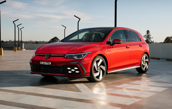 Красный Volkswagen Golf GTI 2021 года