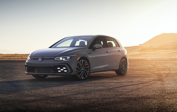 Серебристый автомобиль Volkswagen Golf GTI на фоне заката