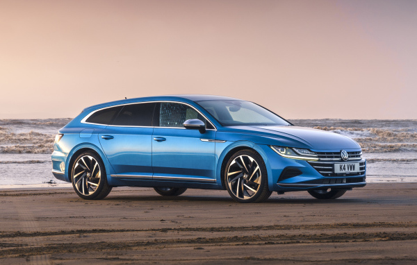 Автомобиль Volkswagen Arteon Shooting Brake Elegance  на фоне моря