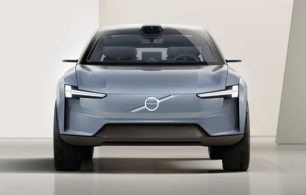 Автомобиль Volvo Concept Recharge 2021 года вид спереди
