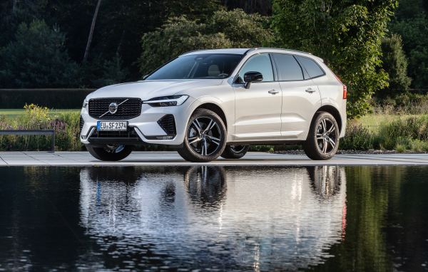 Белый автомобиль Volvo XC60 у воды 