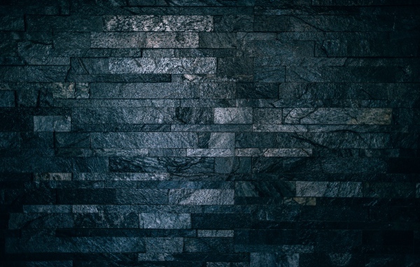 Черная гранитная стена крупным планом 