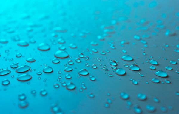 Голубой фон с каплями воды на поверхности