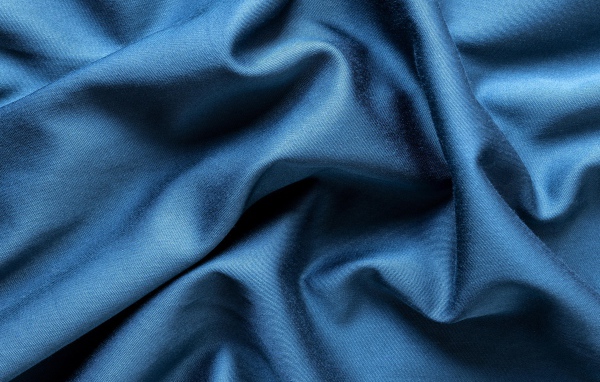 Кусок синей ткани крупным планом