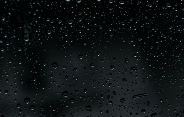 Брызги дождя на черном фоне 