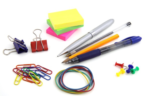 Разные канцелярские предметы на белом фоне