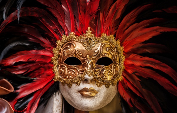 Красивая венецианская маска с перьями 