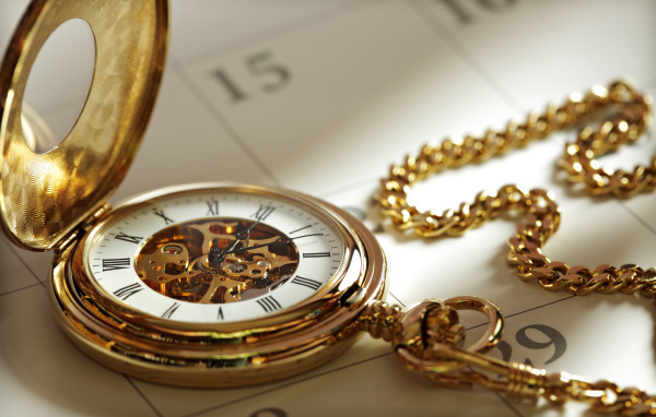 Красивые золотые карманные часы на цепочке