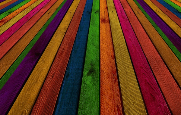 Красивые разноцветные доски на заборе