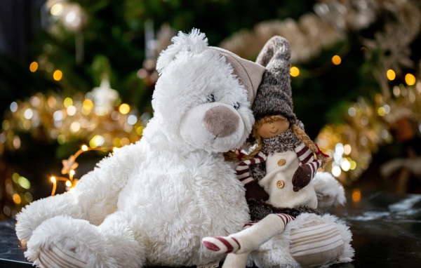 Большой белый медведь с гномом 