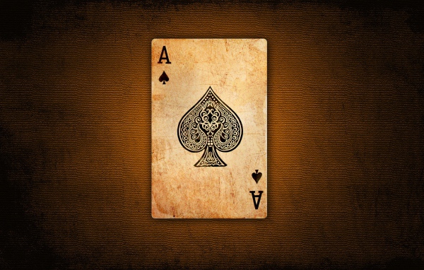 Черный пиковый туз на коричневом  фоне