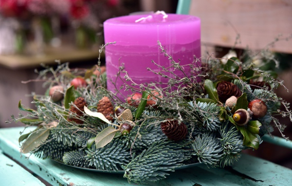 Свеча с венком на лавке 