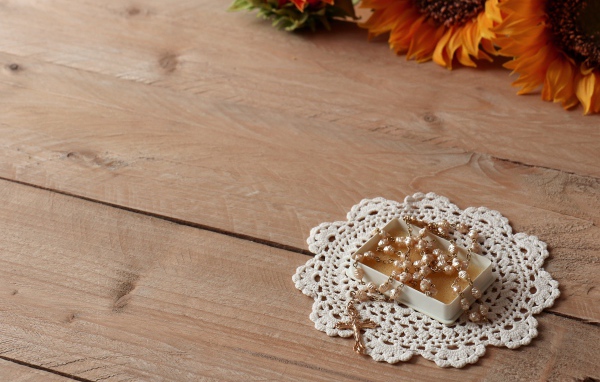 Крестик на цепочке с салфеткой на столе