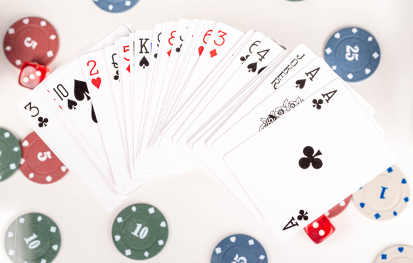 Колода игральных карт и фишки на столе в казино 