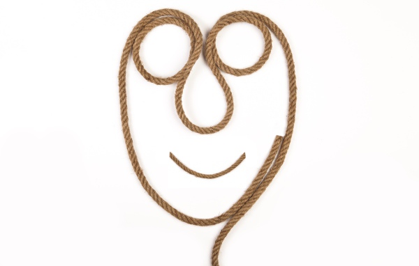 Лицо из веревки на белом фоне