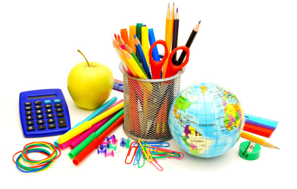 Много различных канцелярских предметов на белом фоне