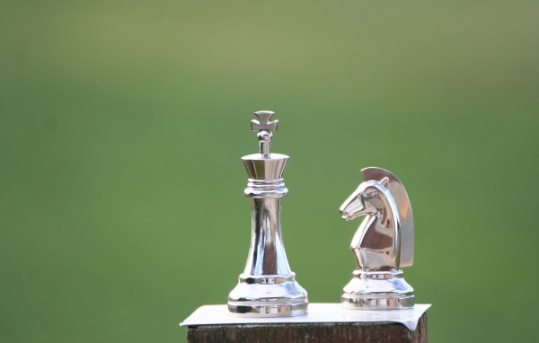 Металлические шахматные фигуры крупным планом