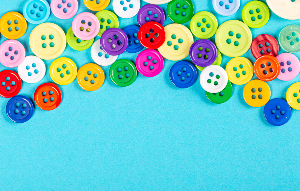 Разноцветные пуговицы на голубом фоне