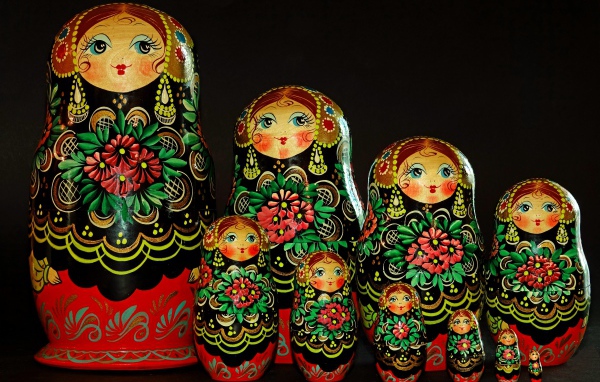 Фигурки матрешки с народным орнаментом