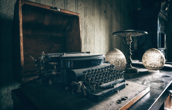 Старая черная печатная машинка на столе 