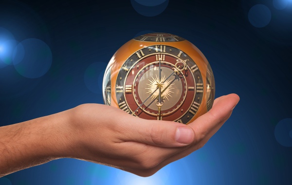 Старые стеклянные часы на ладони