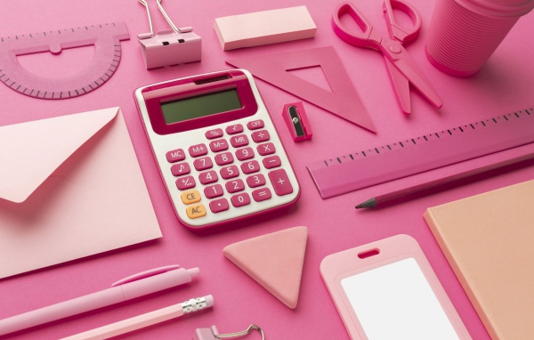 Розовые канцелярские предметы для девочки 