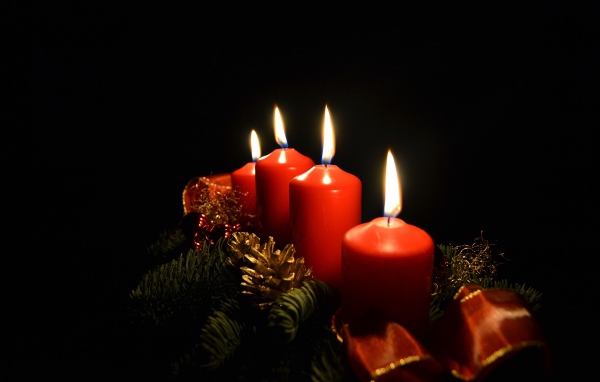 Красные праздничные свечи на черном фоне 
