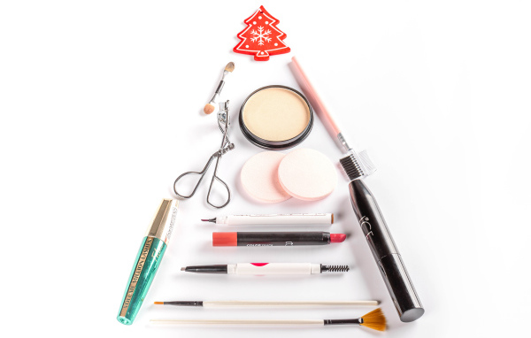 Набор косметики для девушки на белом фоне