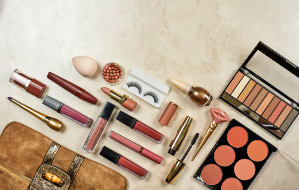 Набор косметики на столе 
