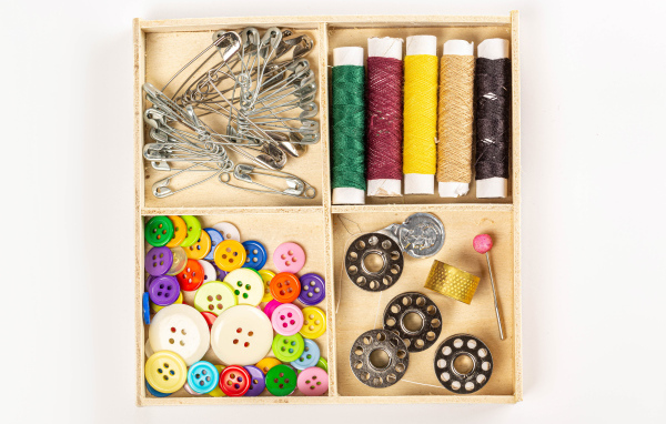 Набор для шитья на белом фоне