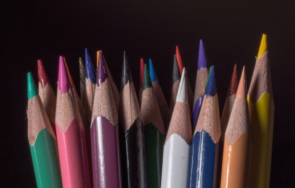 Острые разноцветные карандаши для рисования на черном фоне