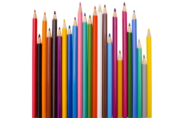 Острые разноцветные карандаши на белом фоне