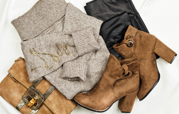 Свитер,сапоги и сумка на белом фоне