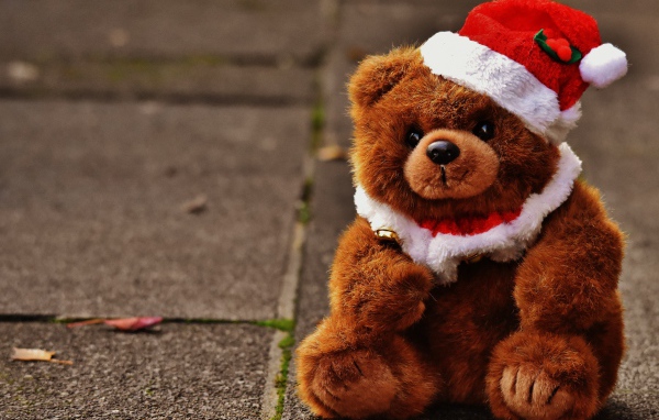 Плюшевый мишка в новогоднем колпаке 