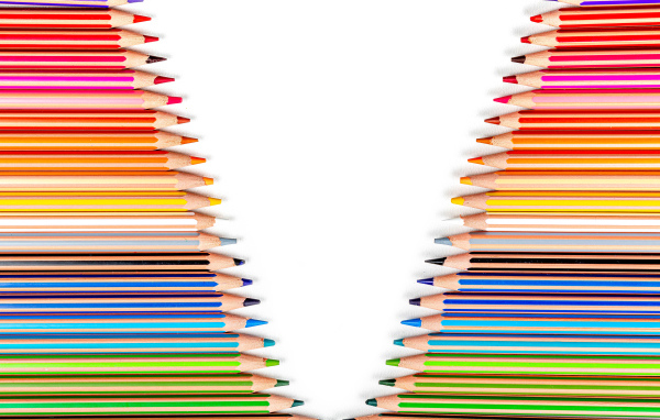 Края белого фона выложены карандашами 