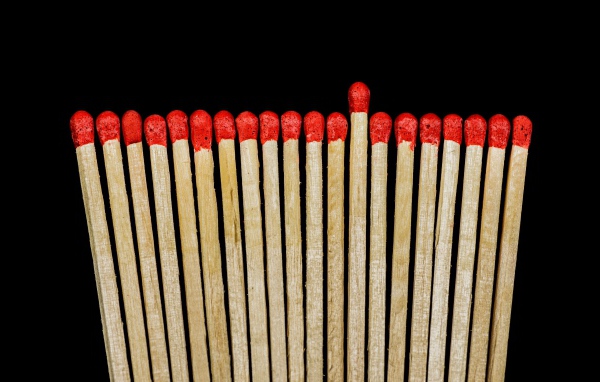 Деревянные спички с красной серой на черном фоне